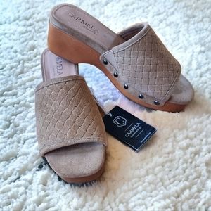CARMELA Comfortflex Tan Wooden Slip-On Clogs NWT
